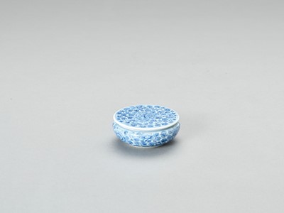 Lot 880 - A BLUE AND WHITE PORCELAIN SEAL PASTE BOX AND COVER, LATE QING TO REPUBLIC