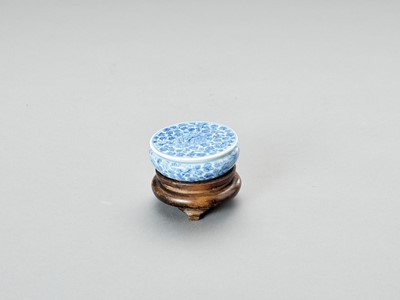 Lot 880 - A BLUE AND WHITE PORCELAIN SEAL PASTE BOX AND COVER, LATE QING TO REPUBLIC