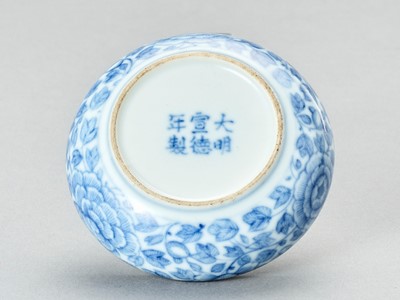 Lot 880 - A BLUE AND WHITE PORCELAIN SEAL PASTE BOX AND COVER, LATE QING TO REPUBLIC