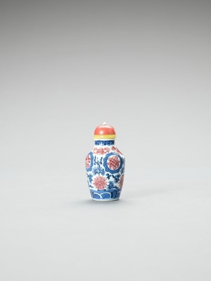 Lot 830 - AN IRON-RED, BLUE AND WHITE PORCELAIN SNUFF BOTTLE