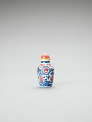 Lot 830 - AN IRON-RED, BLUE AND WHITE PORCELAIN SNUFF BOTTLE