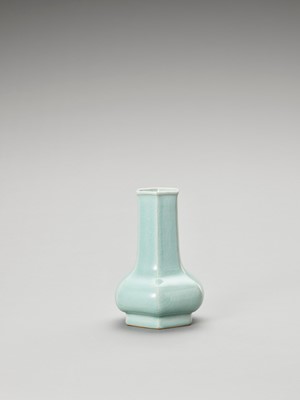 Lot 663 - AN ARCHAISTIC ‘RU WARE REVIVAL’ GLAZED POTTERY VASE, QING