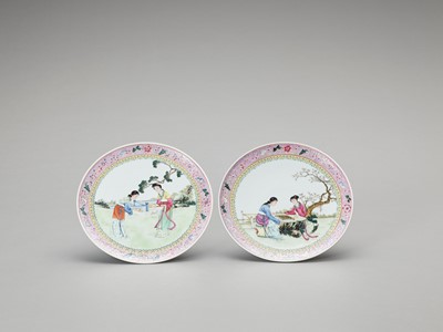 Lot 921 - A PAIR OF FAMILLE VERTE PORCELAIN DISHES, 20TH CENTURY