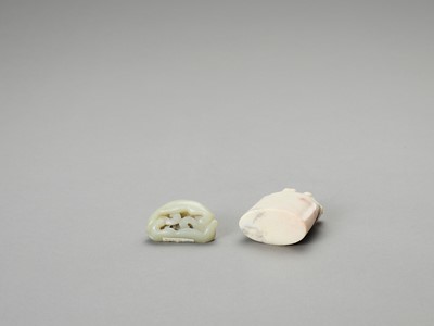 Lot 771 - A CELADON JADE ‘CHILONG’ BELT BUCKLE AND A SOAPSTONE ‘BUDDHIST LIONS’ SEAL, LATE QING TO REPUBLIC