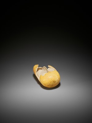 Lot 149 - A STAINED IVORY ‘TROMPE-L’OEIL’ OKIMONO OF A TANGERINE