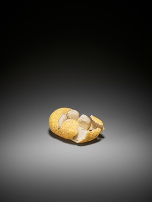 Lot 149 - A STAINED IVORY ‘TROMPE-L’OEIL’ OKIMONO OF A TANGERINE