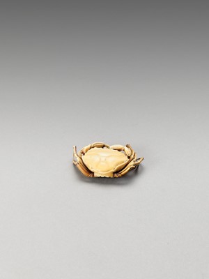 Lot 123 - A SMALL ARTICULATED IVORY OKIMONO OF A CRAB