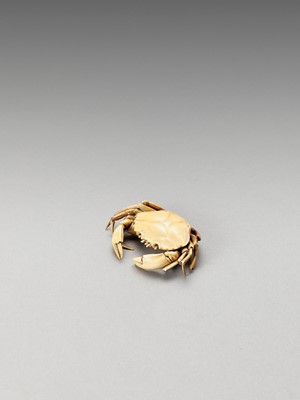 Lot 123 - A SMALL ARTICULATED IVORY OKIMONO OF A CRAB