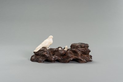 Lot 251 - AN IVORY OKIMONO GROUP OF A COUPLE OF BIRDS WITH CHICKS