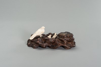 Lot 251 - AN IVORY OKIMONO GROUP OF A COUPLE OF BIRDS WITH CHICKS