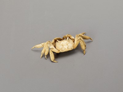 Lot 124 - A RARE AND LARGE ARTICULATED IVORY OKIMONO OF A CRAB