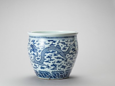 Lot 850 - A LARGE BLUE AND WHITE PORCELAIN ‘DRAGON’ FISHBOWL