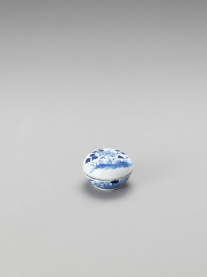 Lot 1096 - A SMALL BLUE AND WHITE PORCELAIN BOX AND COVER