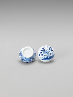 Lot 1096 - A SMALL BLUE AND WHITE PORCELAIN BOX AND COVER