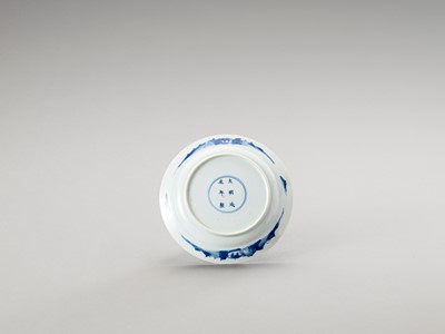 Lot 740 - A BLUE AND WHITE PORCELAIN DISH