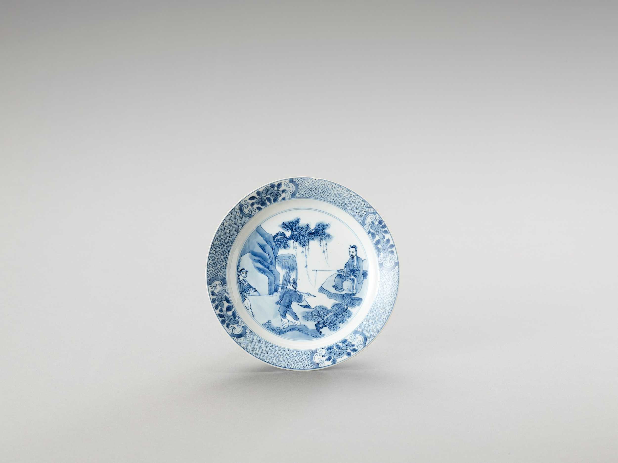 Lot 1108 - A BLUE AND WHITE PORCELAIN DISH