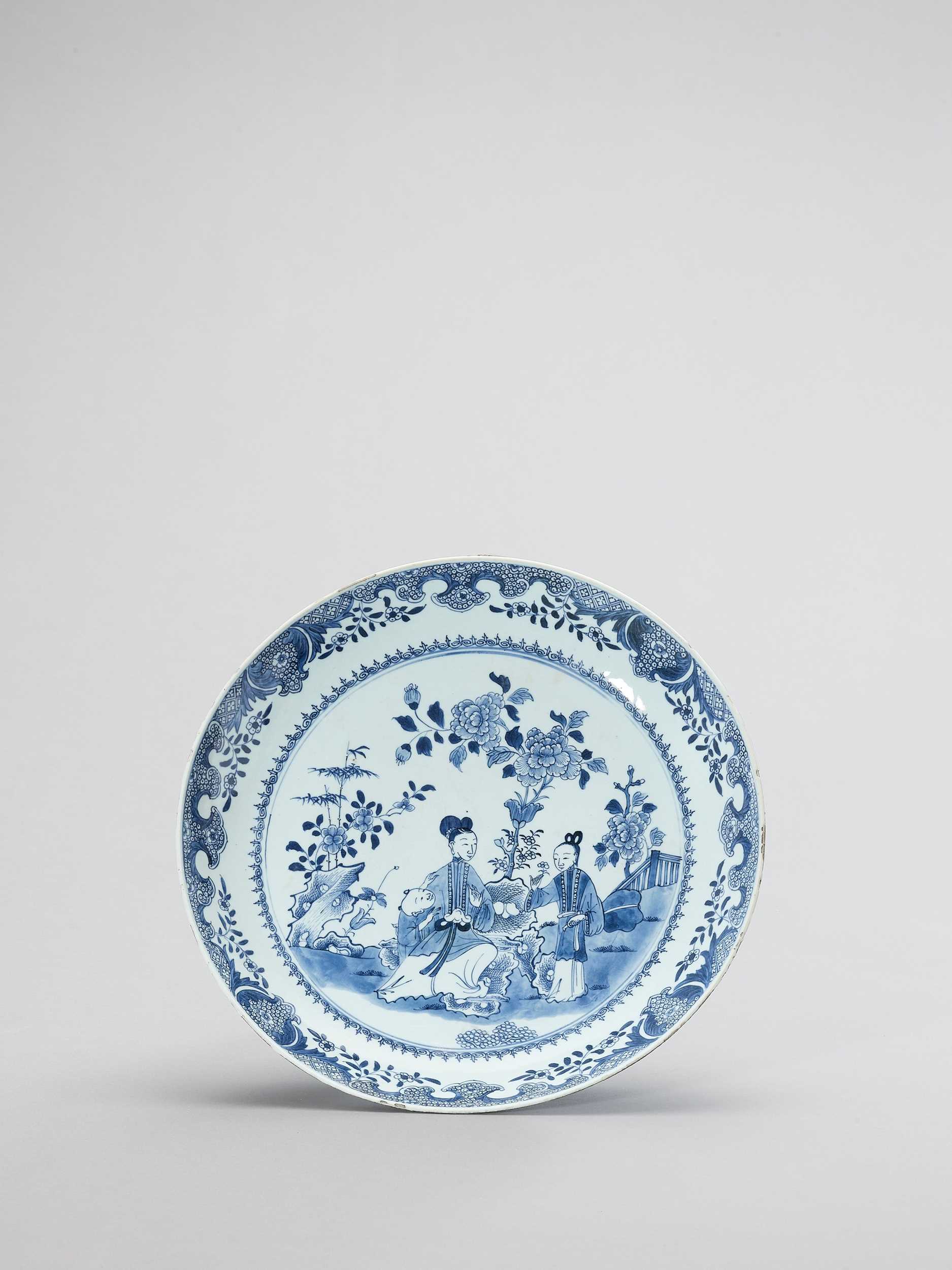 Lot 771 - A LARGE BLUE AND WHITE PORCELAIN CHARGER