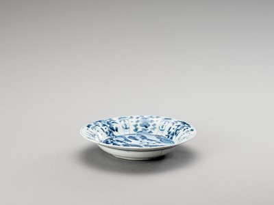 Lot 1089 - A DEEP ‘SWATOW’ BLUE AND WHITE PORCELAIN PLATE