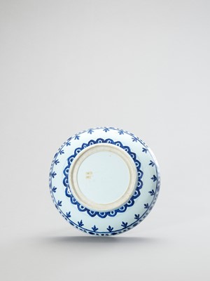 Lot 1114 - A LARGE BLUE AND WHITE PORCELAIN CHARGER