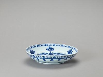 Lot 1114 - A LARGE BLUE AND WHITE PORCELAIN CHARGER