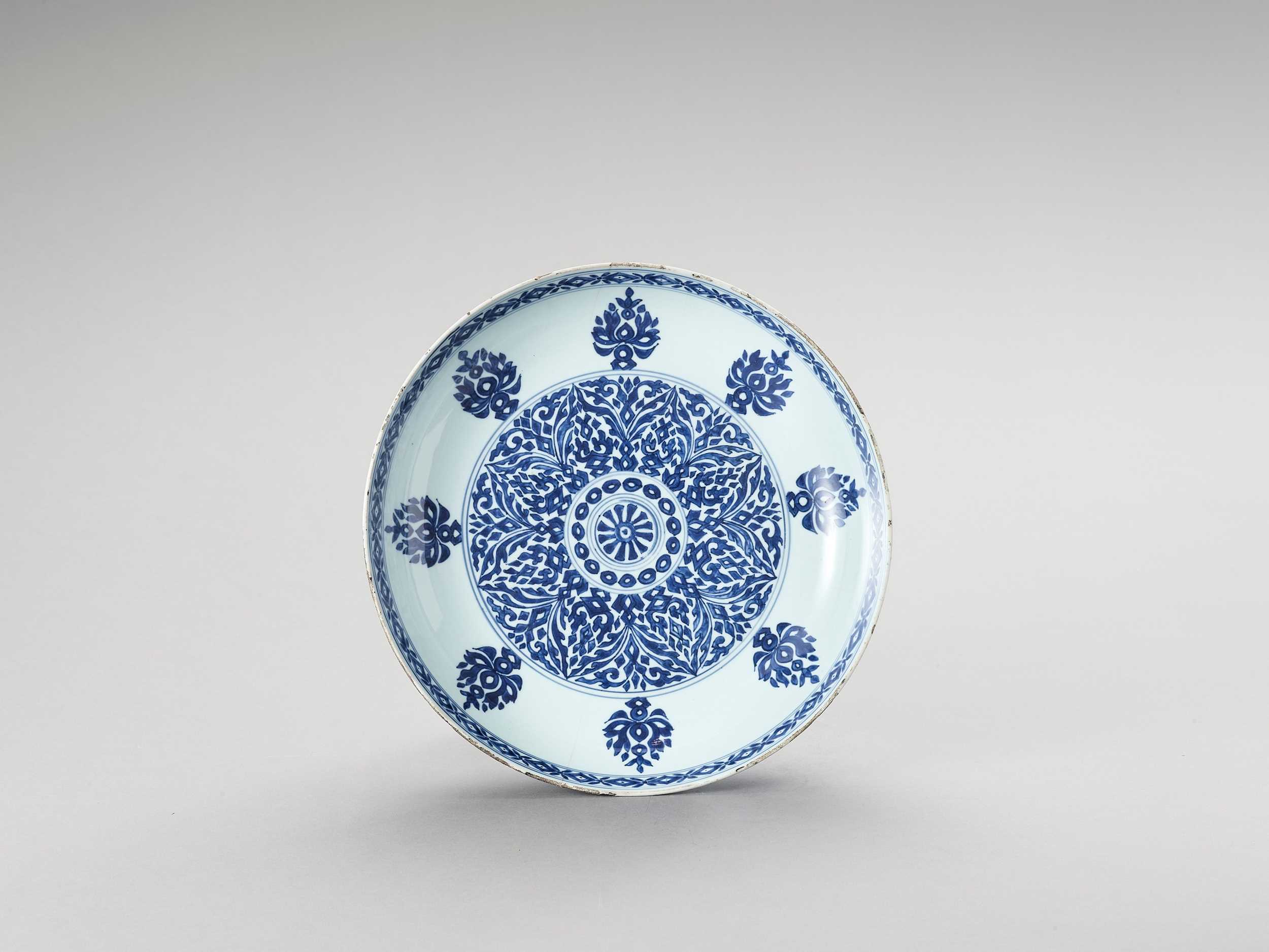 Lot 1118 - A BLUE AND WHITE PORCELAIN CHARGER