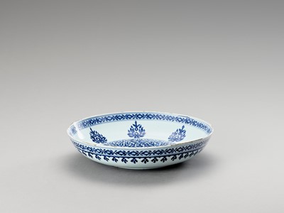 Lot 1118 - A BLUE AND WHITE PORCELAIN CHARGER