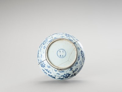 Lot 1088 - A DEEP ‘SWATOW’ BLUE AND WHITE PORCELAIN PLATE