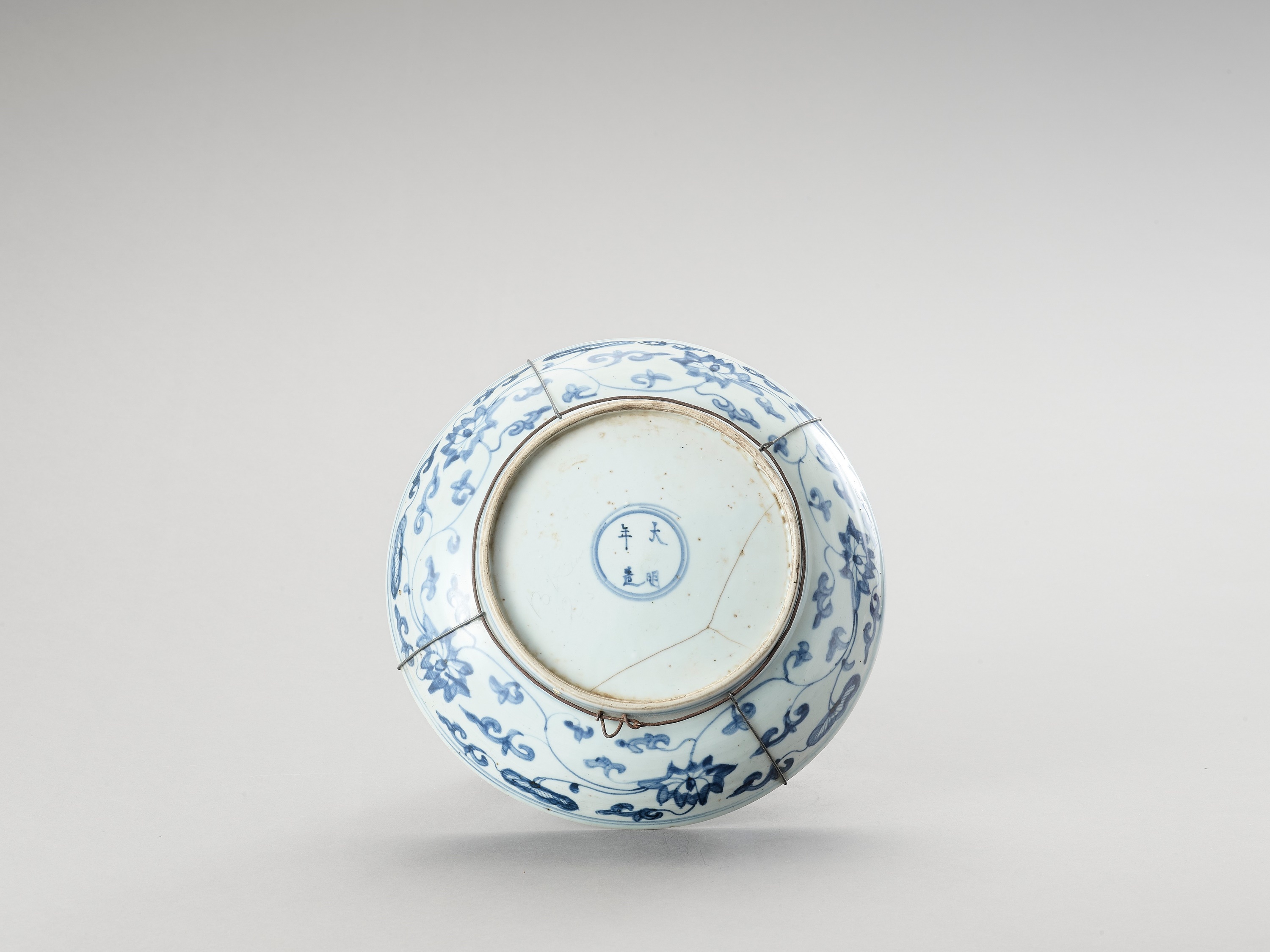 Lot 1088 - A DEEP 'SWATOW' BLUE AND WHITE PORCELAIN