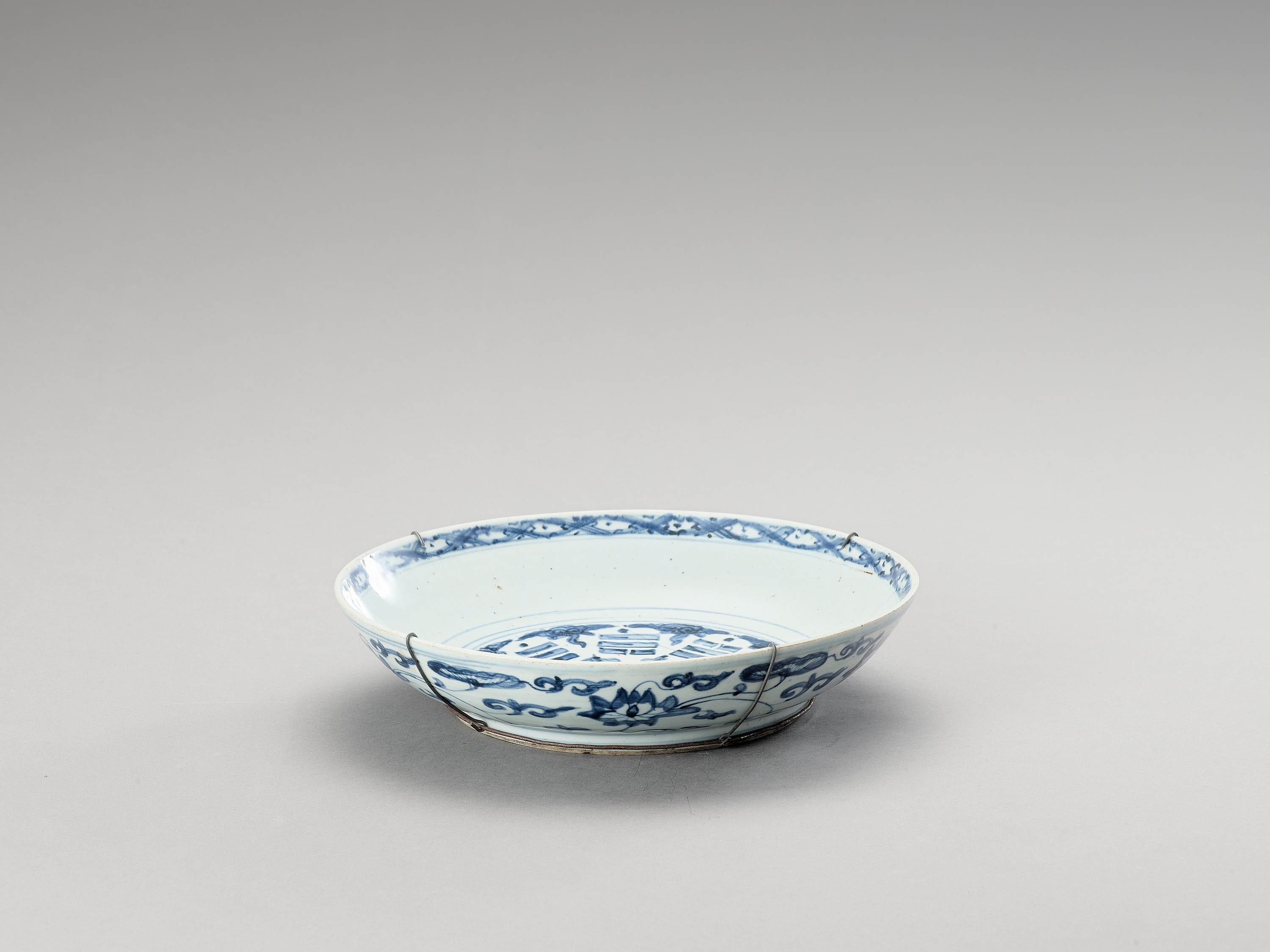 Lot 1088 - A DEEP 'SWATOW' BLUE AND WHITE PORCELAIN