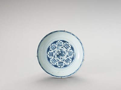 Lot 1088 - A DEEP ‘SWATOW’ BLUE AND WHITE PORCELAIN PLATE