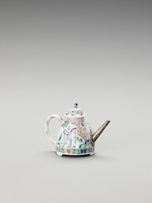 Lot 1119 - A FAMILLE VERTE TEAPOT AND COVER