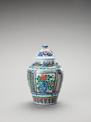 Lot 1131 - A LARGE WUCAI JAR AND COVER