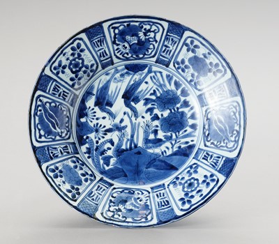 Lot 100 - A BLUE AND WHITE PORCELAIN DISH