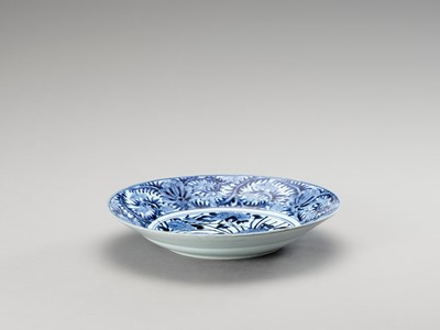 Lot 1020 - A BLUE AND WHITE ‘FLORAL’ PORCELAIN CHARGER