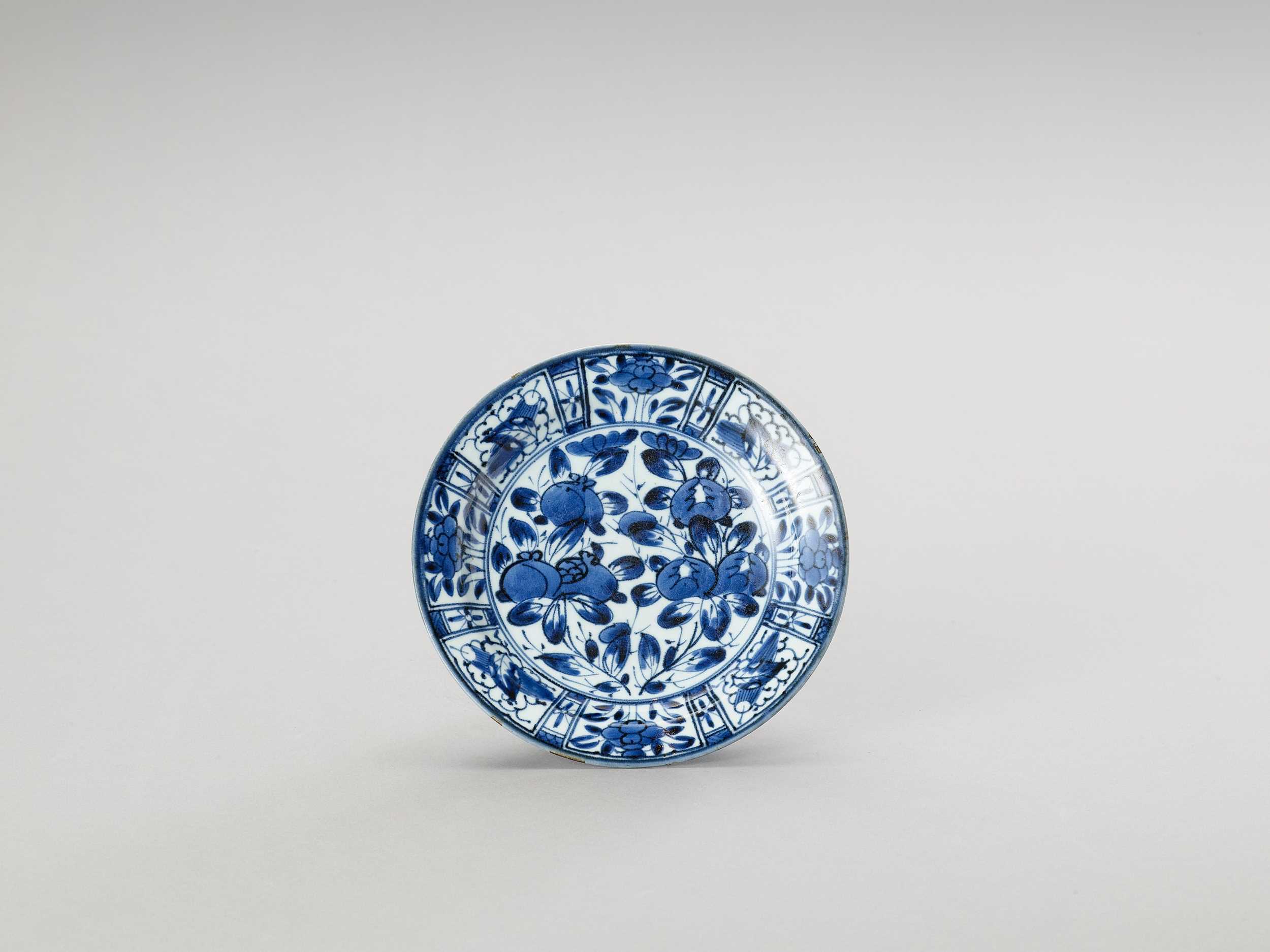 Lot 149 - A BLUE AND WHITE ‘FLORAL’ PORCELAIN DISH