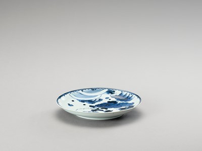 Lot 1024 - A BLUE AND WHITE ‘FLORAL’ PORCELAIN DISH