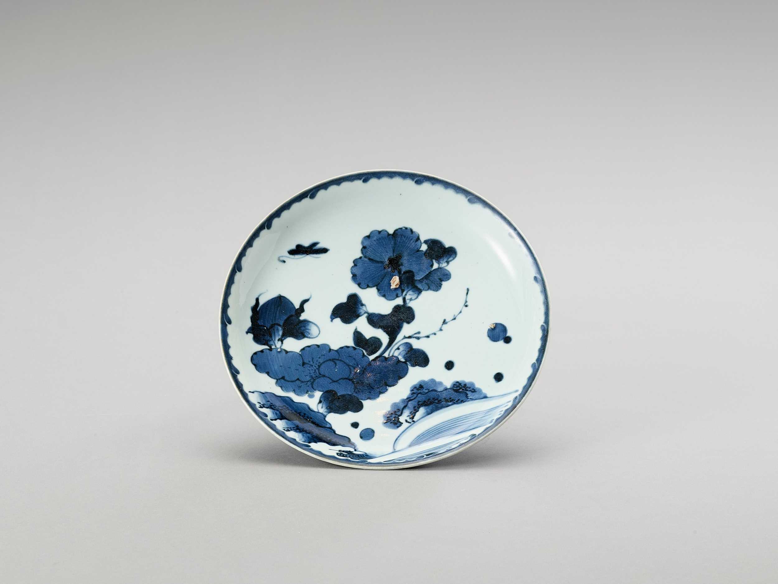 Lot 1024 - A BLUE AND WHITE ‘FLORAL’ PORCELAIN DISH