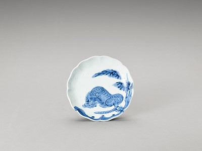 Lot 1025 - A BLUE AND WHITE LOBED PORCELAIN DISH WITH TIGER