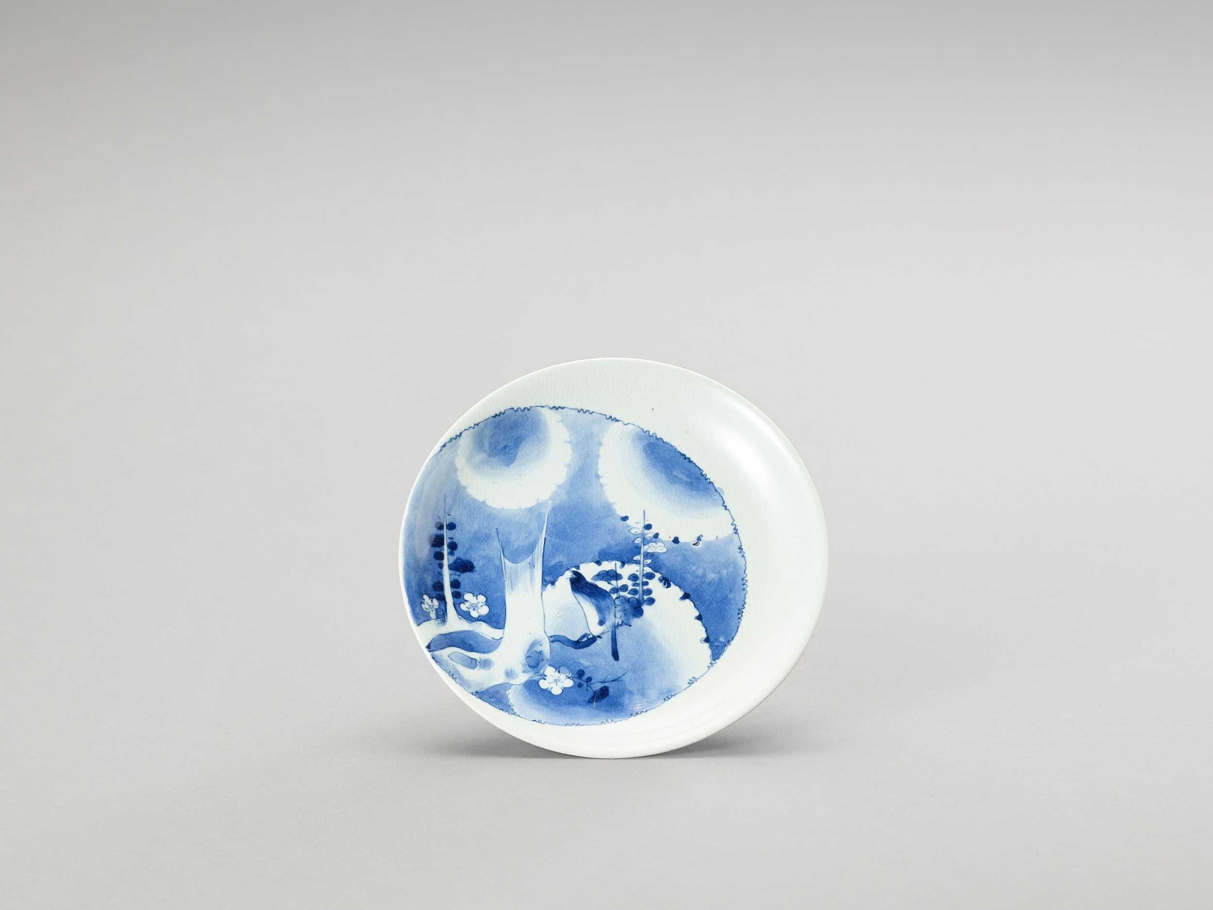 Lot 1018 - A BLUE AND WHITE PORCELAIN DISH