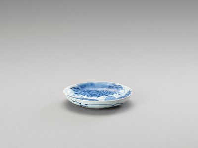 Lot 163 - A BLUE AND WHITE PORCELAIN DISH