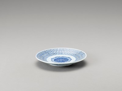 Lot 164 - A BLUE AND WHITE PORCELAIN DISH