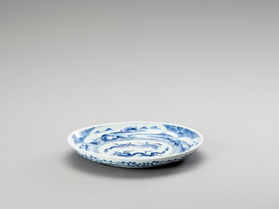 Lot 1016 - A BLUE AND WHITE PORCELAIN ‘DRAGON’ PLATE