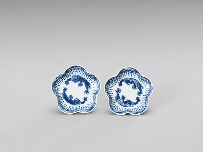 A SMALL PAIR OF LOBED BLUE AND WHITE PORCELAIN DISHES