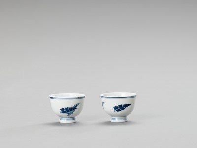 Lot 1030 - A SMALL PAIR OF BLUE AND WHITE PORCELAIN CUPS