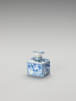 Lot 1116 - A BLUE AND WHITE FUKAGAWA PORCELAIN TEA CADDY AND COVER
