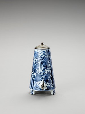 Lot 1031 - A BLUE AND WHITE PORCELAIN COFFEE POT AND COVER