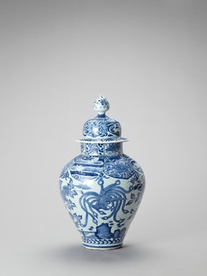 Lot 1021 - A LARGE BLUE AND WHITE PORCELAIN JAR AND COVER