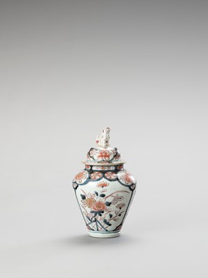Lot 1105 - AN IMARI PORCELAIN VASE AND COVER