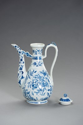 Lot 421 - A FINE BLUE AND WHITE PORCLEAIN EWER