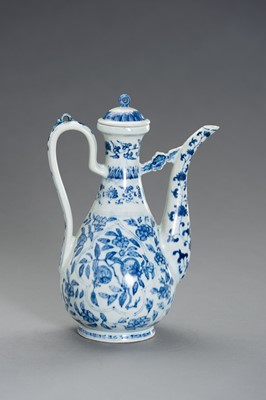 Lot 421 - A FINE BLUE AND WHITE PORCLEAIN EWER